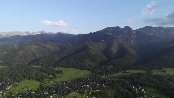 夏には谷の山や町の空中ビュー ポーランドのタトラ山脈にあるギウント山塊と夏のザコパネのパノラマ — ストック動画