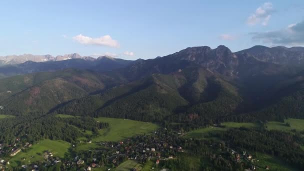Letecký pohled na hory a město v údolí v létě. Giewont horský masiv v Tatrách v Polsku a panorama Zakopane v létě.