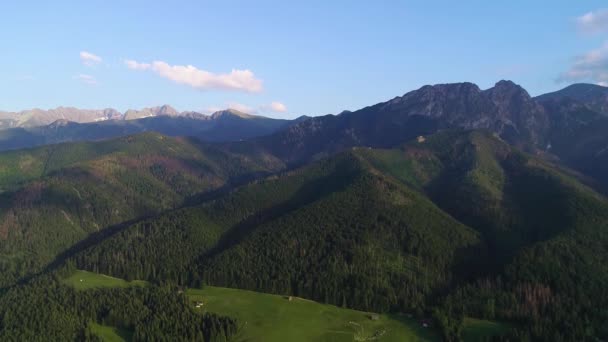 Letecký pohled na hory a město v údolí v létě. Giewont horský masiv v Tatrách v Polsku a panorama Zakopane