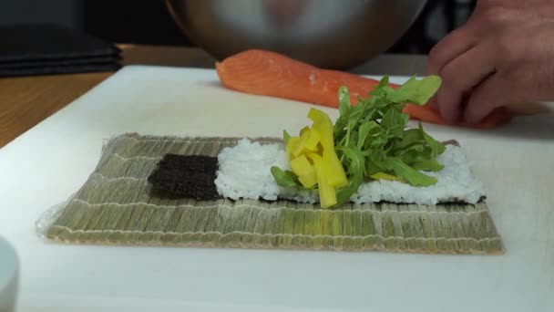 Суши Мастер Готовит Свежие Вкусные Суши Роллы Японском Ресторане Концепция — стоковое видео