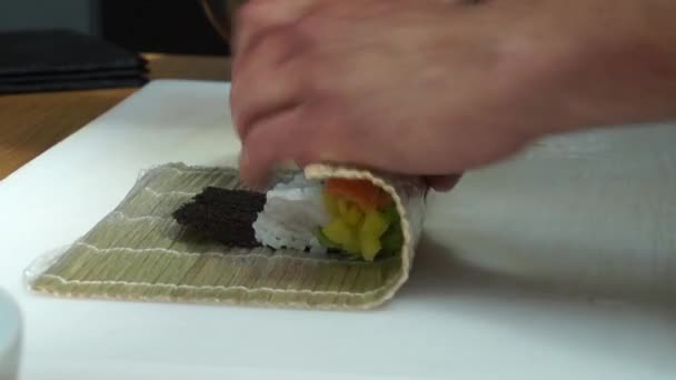 Maestro Del Sushi Preparando Rollos Sushi Frescos Sabrosos Restaurante Japonés — Vídeo de stock