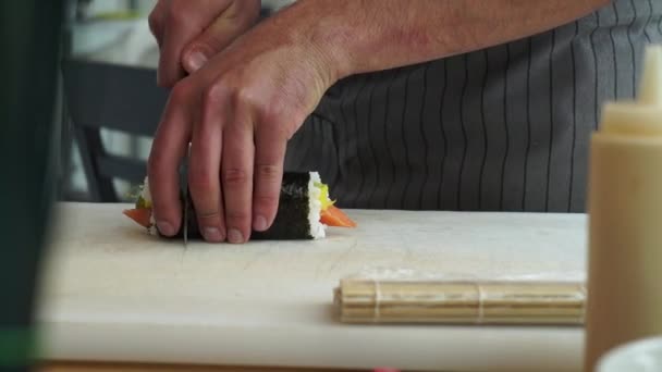 Mestre Sushi Preparando Cortando Rolos Sushi Frescos Saborosos Restaurante Japonês — Vídeo de Stock