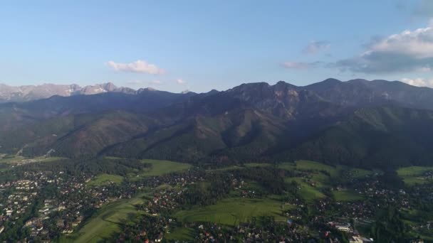 Widok Lotu Ptaka Góry Miasto Dolinie Latem Masyw Górski Giewont — Wideo stockowe