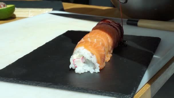 Sushi Mästare Förbereder Sushi Modern Stil Chef Blåser Eld Genom — Stockvideo