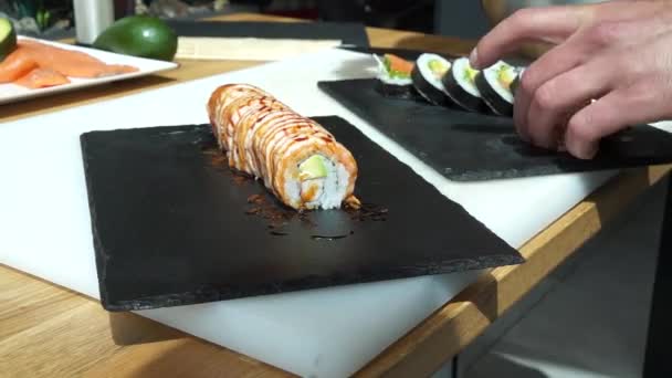 Sushi Mistr Připravuje Čerstvé Chutné Sushi Rolky Japonské Restauraci Talíř — Stock video