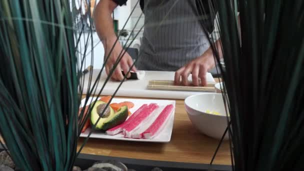 Maestro Del Sushi Preparando Rollos Sushi Frescos Sabrosos Restaurante Japonés — Vídeos de Stock