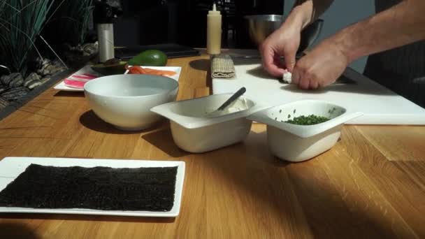 Maestro Del Sushi Preparando Rollos Sushi Frescos Sabrosos Restaurante Japonés — Vídeo de stock