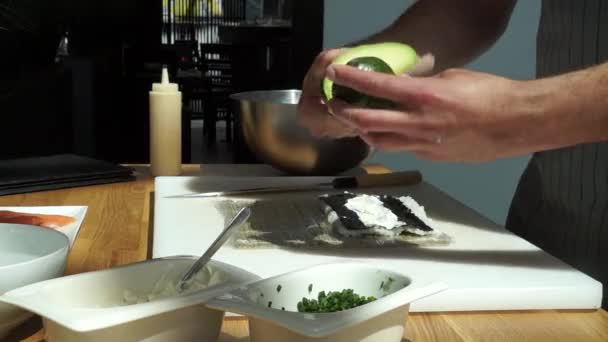 Mestre Sushi Que Prepara Rolos Sushi Frescos Saborosos Restaurante Japonês — Vídeo de Stock