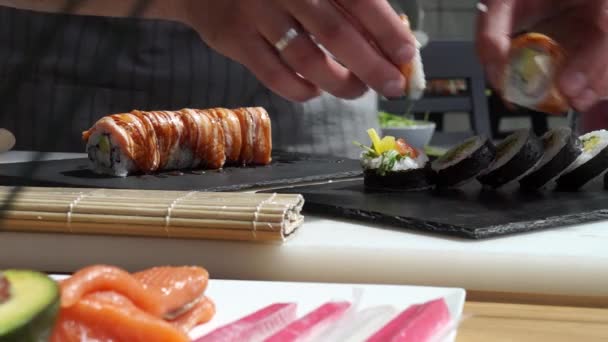 Suşi Ustası Japon Restoranında Taze Lezzetli Suşi Ruloları Hazırlıyor Tabağa — Stok video