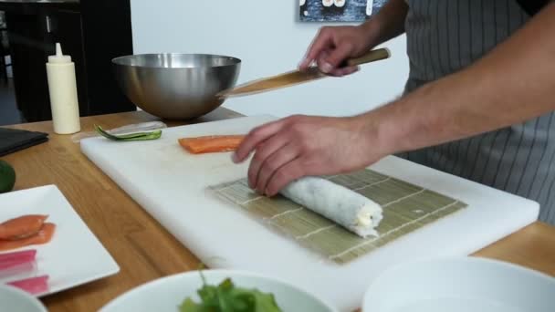 Maestro Del Sushi Preparando Rollos Sushi Frescos Sabrosos Restaurante Japonés — Vídeo de stock