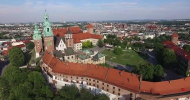 Wawel Kraliyet Kalesi 'nin Wawel tepesindeki Vistula nehrinin kıyısındaki Krakow' daki hava manzarası. Polonya ve Avrupa 'da ziyaret edilecek ünlü yerler.
