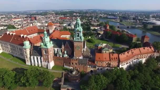 克拉科夫克拉科夫瓦维尔皇家城堡的空中景观位于威斯图拉河岸的瓦维尔山上 波兰和欧洲著名的旅游胜地 — 图库视频影像
