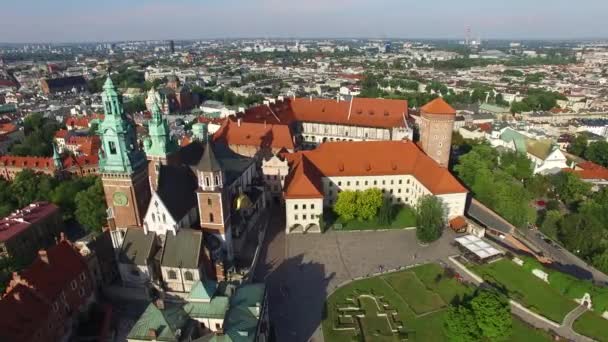 Wawel Kraliyet Kalesi 'nin Wawel tepesindeki Vistula nehrinin kıyısındaki Krakow' daki hava manzarası. Polonya ve Avrupa 'da ziyaret edilecek ünlü yerler.
