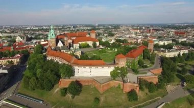 Wawel Kraliyet Kalesi 'nin Wawel tepesindeki Vistula nehrinin kıyısındaki Krakow' daki hava manzarası. Polonya ve Avrupa 'da ziyaret edilecek ünlü yerler.