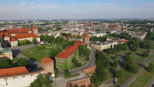 克拉科夫克拉科夫瓦维尔皇家城堡的空中景观位于威斯图拉河岸的瓦维尔山上 波兰和欧洲著名的旅游胜地 — 图库视频影像