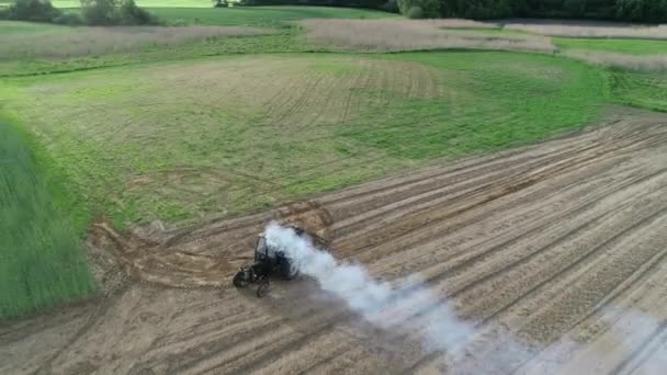 Letecký Pohled Staré Pohony Traktoru Kouře Dýmky Uniká Těžký Kouř — Stock video