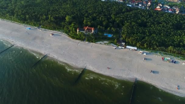 Letecký Pohled Přímořské Letovisko Evropě Malebnými Domy Nádhernou Širokou Pláž — Stock video