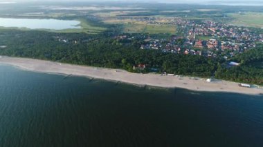 Avrupa 'da deniz manzaralı güzel evler beyaz kumlu ve dalgalı deniz manzaralı güzel geniş plajlar. Polonya 'da Baltık Denizi, ziyaret etmek için ünlü bir yer. 