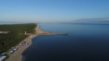 Avrupa 'da deniz manzaralı güzel evler beyaz kumlu ve dalgalı deniz manzaralı güzel geniş plajlar. Polonya 'da Baltık Denizi, ziyaret etmek için ünlü bir yer. 