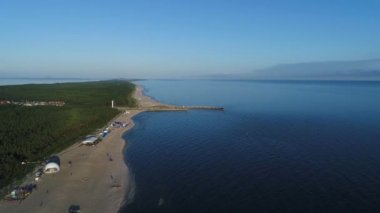 Avrupa 'da deniz manzaralı güzel evler beyaz kumlu ve dalgalı deniz manzaralı güzel geniş plajlar. Polonya 'da Baltık Denizi, ziyaret etmek için ünlü bir yer. 