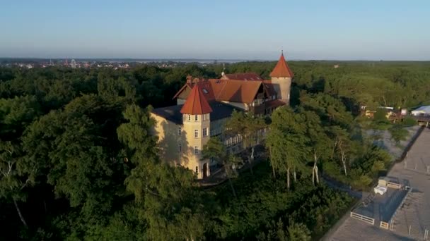 Letecký Pohled Přímořské Letovisko Evropě Malebnými Domy Nádhernou Širokou Pláž — Stock video