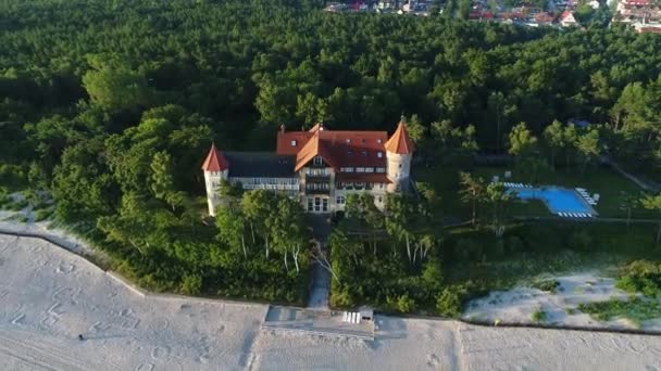 Légi Kilátás Tengerparti Üdülőhely Európában Festői Házak Gyönyörű Széles Strand — Stock videók