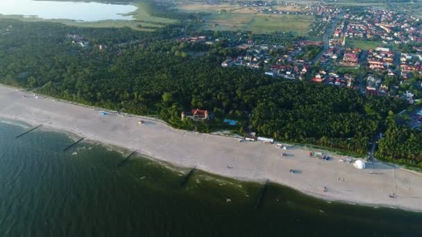 欧洲海滨度假胜地的空中景观 有风景如画的房子 美丽宽阔的海滩 白沙滩 海浪汹涌 波兰的波罗的海 著名的旅游胜地 — 图库视频影像