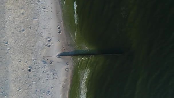 Vista Aérea Superior Praia Areia Com Quebra Mar Ondas Batendo — Vídeo de Stock