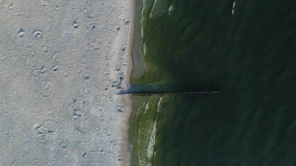 Vista Aérea Superior Praia Areia Com Quebra Mar Ondas Batendo — Vídeo de Stock