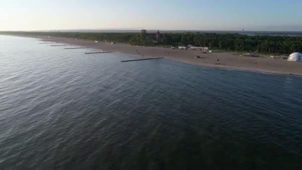 Vue aérienne de la station balnéaire en Europe avec des maisons pittoresques, belle plage de sable blanc et mer avec des vagues. Mer Baltique en Pologne, lieu célèbre à visiter. 