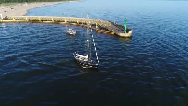 아름다운 범선이나 요트가 바다로 항해하는 모습을 공중에서 수있다 폴란드의 발트해 — 비디오