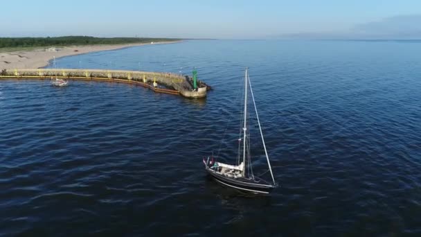 Luchtfoto Van Prachtige Zeilboot Een Jacht Zeilen Rustige Zee Zonsopgang — Stockvideo