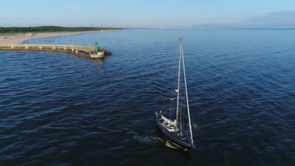 Вид Воздуха Красивый Парусник Яхту Уходящую Спокойное Море После Восхода — стоковое видео