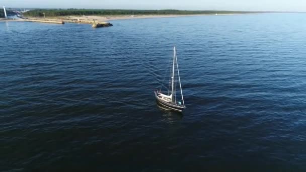 日出后 海滨度假胜地 漂亮的帆船或游艇驶向平静的大海的空中风景 波兰的波罗的海 在大海中间的孤独的水手 — 图库视频影像