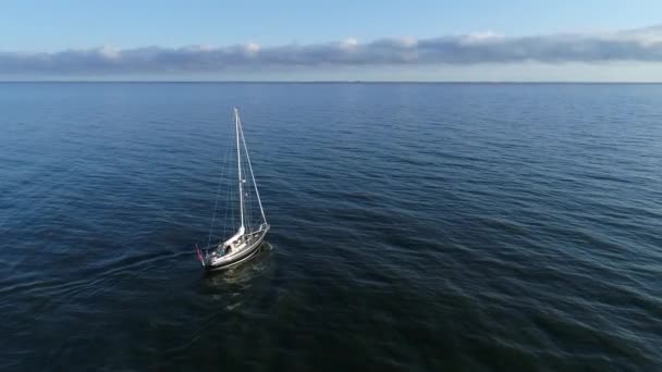 Vista Aérea Hermoso Velero Yate Navegando Hacia Mar Tranquilo Después — Vídeos de Stock