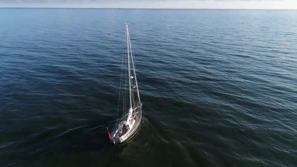 Vue Aérienne Beau Voilier Yacht Naviguant Dans Mer Calme Après — Video