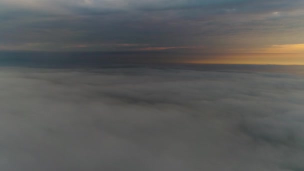 Εναέρια Άποψη Που Πετούν Πάνω Από Σύννεφα Κατά Την Ανατολή — Αρχείο Βίντεο