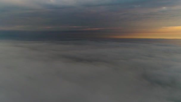 Vue aérienne, volant au-dessus des nuages au lever du soleil. Vue panoramique de nuages pelucheux en mouvement. Le drone vole haut. Fond parfait pour le logo ou le texte. Perspective aérienne au-dessus des nuages, stratosphère