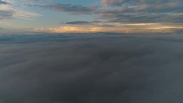 Luchtfoto Vliegend Boven Wolken Bij Zonsopgang Scenic Uitzicht Bewegende Pluizige — Stockvideo