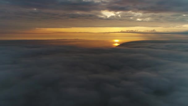 공중에서 오릅니다 구름이 움직이는 드론이 로고나 텍스트의 성층권 비행기로 내려다본 — 비디오