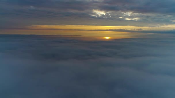 Güneş Doğarken Bulutların Üzerinde Uçan Hava Manzarası Hareket Eden Kabarık — Stok video