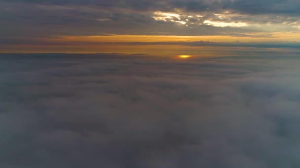 Vue aérienne, volant au-dessus des nuages au lever du soleil. Vue panoramique de nuages pelucheux en mouvement. Le drone vole haut. Fond parfait pour le logo ou le texte. Perspective aérienne au-dessus des nuages, stratosphère