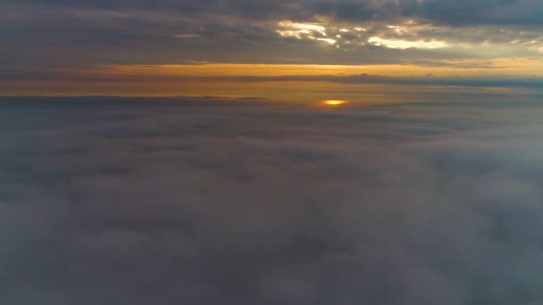 空中风景 日出时分在云彩之上飞翔 云彩飘扬的场景 无人机飞得很高商标或文字的完美背景 同温层之上的平面透视 — 图库视频影像