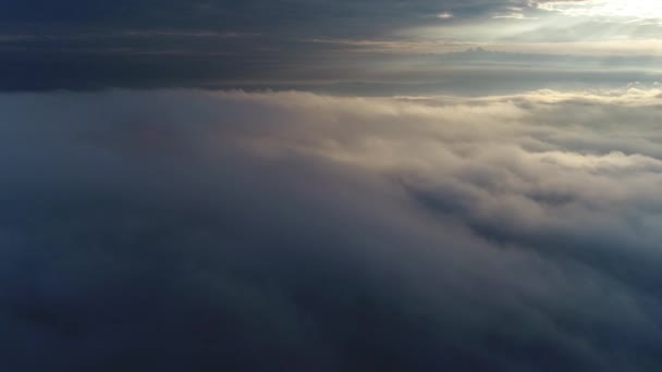 日の出の間に雲の上を飛んで空中ビュー ふわふわの雲が動く風景 無人機は高く飛んでいる ロゴやテキストの完璧な背景 雲の上の平面視 成層圏 — ストック動画