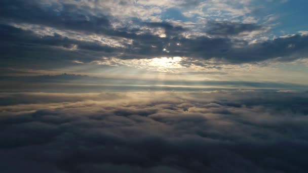 空中风景 日出时分在云彩之上飞翔 云彩飘扬的场景 无人机飞得很高商标或文字的完美背景 同温层之上的平面透视 — 图库视频影像