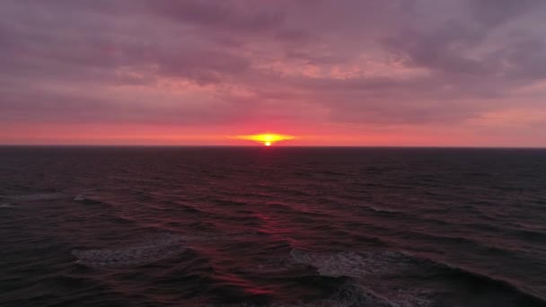 Vista Aérea Belo Pôr Sol Junto Mar Báltico Céu Vermelho — Vídeo de Stock
