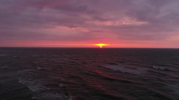 バルト海による美しい夕日の空中ビュー 燃える太陽と赤い空 素敵な波 シーグルが飛んでる — ストック動画