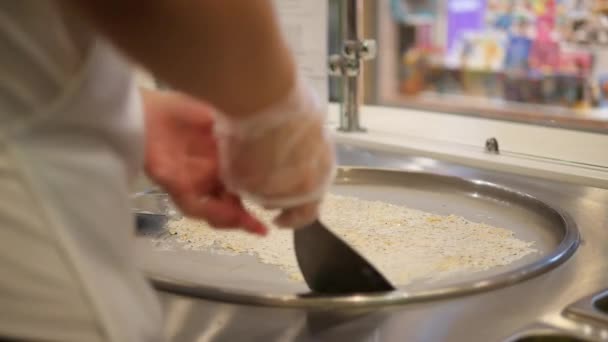 Preparación Helados Naturales Estilo Tailandés Hacer Rollos Helado Con Ingredientes — Vídeo de stock