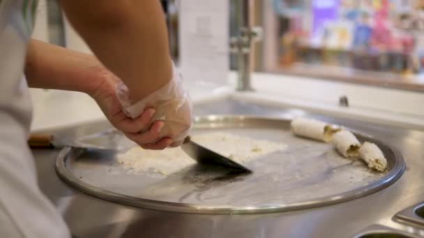 Preparación Helados Naturales Estilo Tailandés Hacer Rollos Helado Con Ingredientes — Vídeo de stock