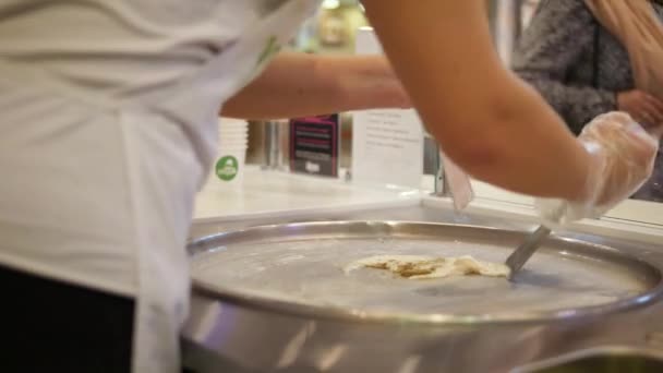 Préparation Crème Glacée Naturelle Dans Style Thaïlandais Faire Des Rouleaux — Video